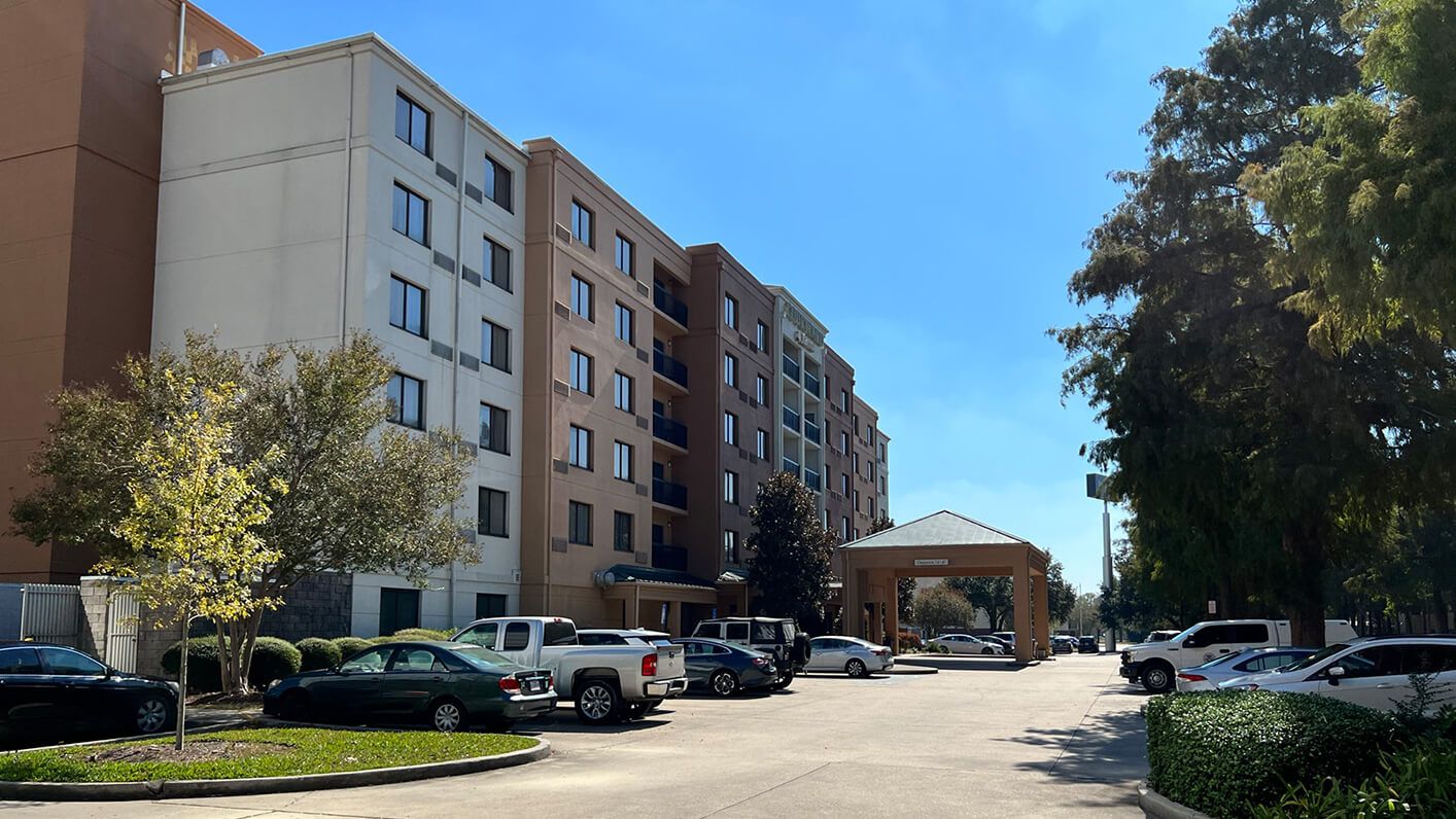 metairie-la-courtyard-before